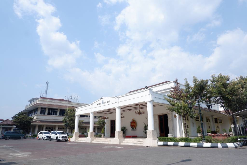 Naskah Akademik dan RAPERDA Inisiatif DPRD Kota Yogyakarta tentang Penataan Transportasi Lokal
